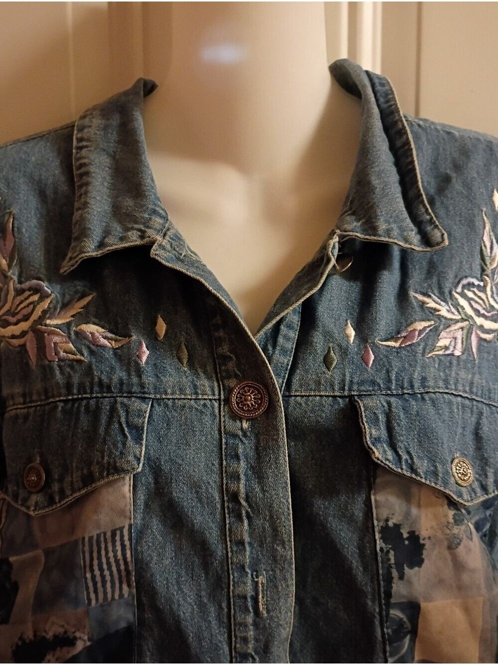 🌻 Denim Button-Up Vest with Floral Embroidery - Picture 2 of 9